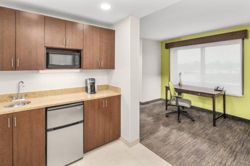 Holiday Inn Express & Suites Wilmington-Newark, an IHG Hotel