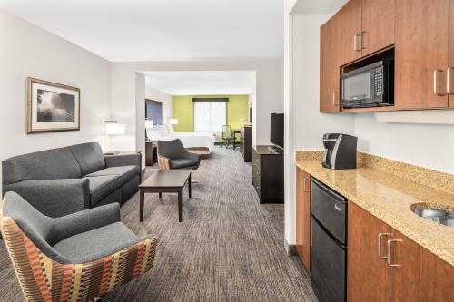 Holiday Inn Express & Suites Wilmington-Newark, an IHG Hotel