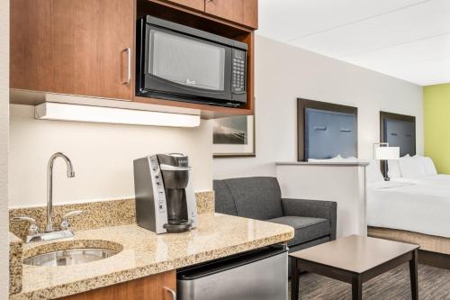 Holiday Inn Express & Suites Wilmington-Newark, an IHG Hotel