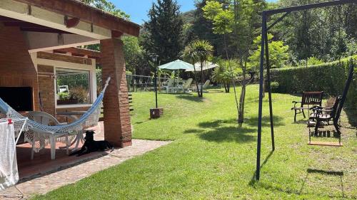 Casa con jardín, pileta, asador, y vistas al lago en Embalsina