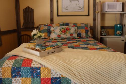 Acorn Hideaways Canton Charming Pioneer Suite 1890s General Store in Canton, USA