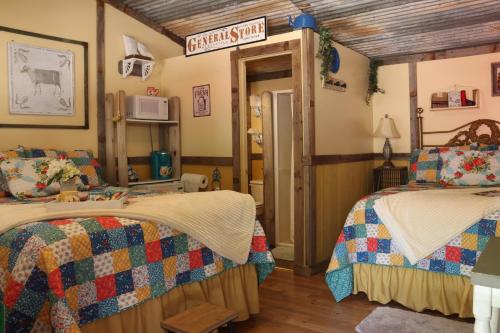 Acorn Hideaways Canton Charming Pioneer Suite 1890s General Store in Canton, USA