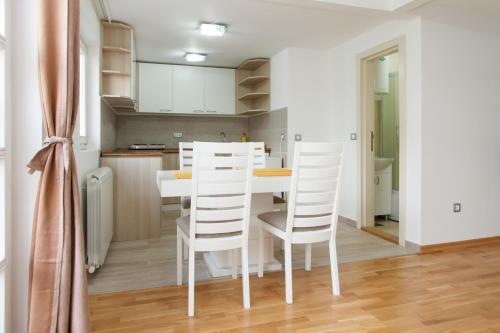 Central Park Apartments - image 11