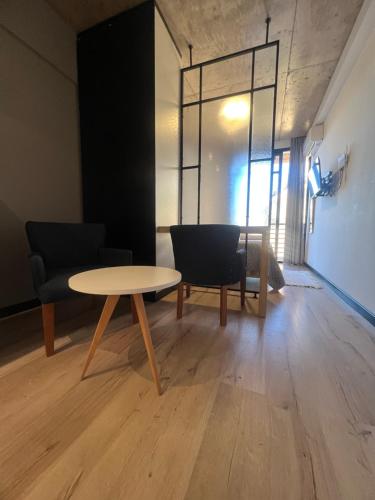 One-Bedroom Apartment image 2