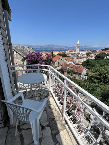 beranda/teres, Central Studio Apartments & Dormitory Rooms in Brac Island