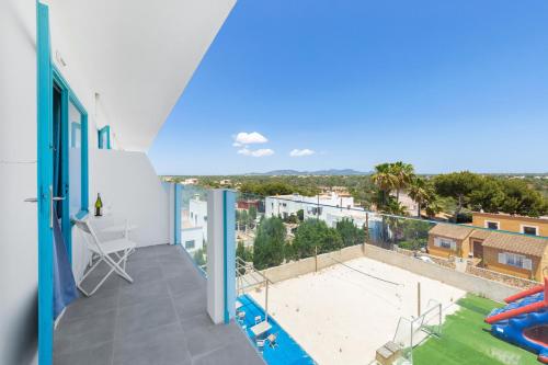 Hostal Cala Llombards in كالا سانتانيي