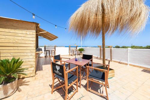 Hostal Cala Llombards in كالا سانتانيي