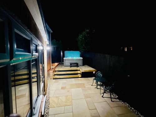 The Bear Loft Plus - Includes Hot Tub & Games Room in Chilcompton