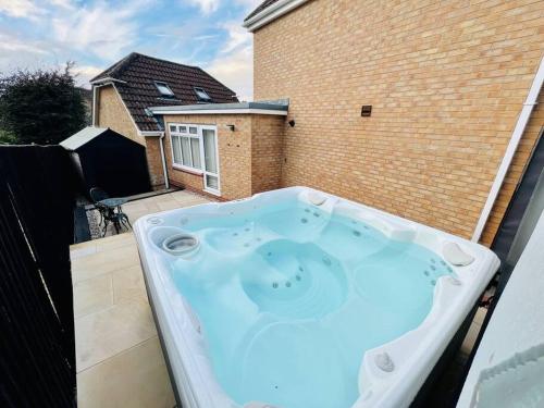 The Bear Loft Plus - Includes Hot Tub & Games Room in Chilcompton
