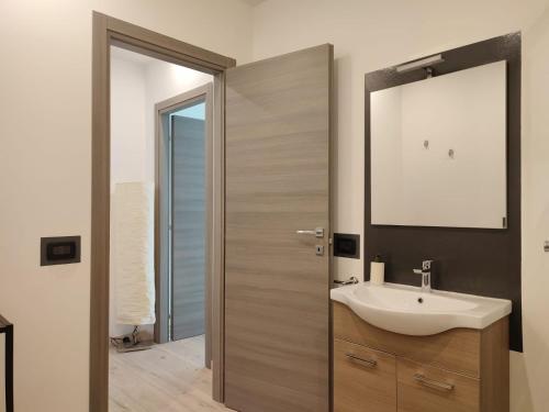 One-Bedroom Apartment image 6