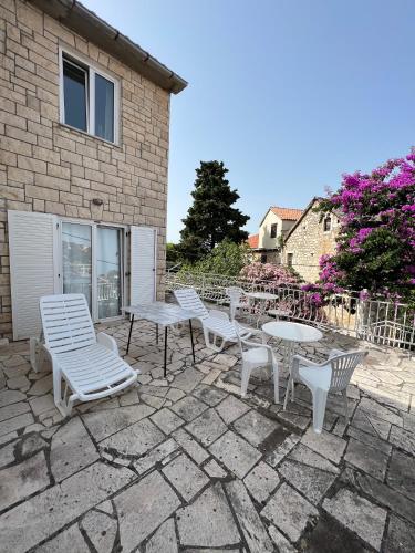 Pandangan, Central Studio Apartments & Dormitory Rooms in Brac Island