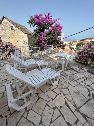 Pandangan, Central Studio Apartments & Dormitory Rooms in Brac Island