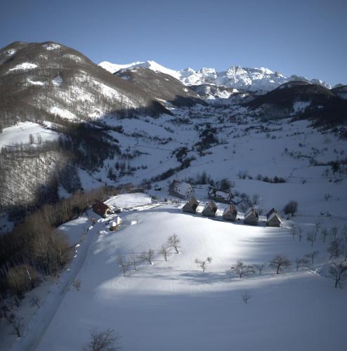 Ümbrus, Vila Alpini Lepushe in Lëpushë