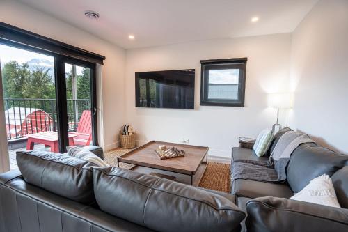 Stoke House by Revelstoke Vacations - Canyon hot springs