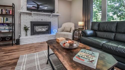 Georgian Bay Trail Cottage w/hot tub and fireplace