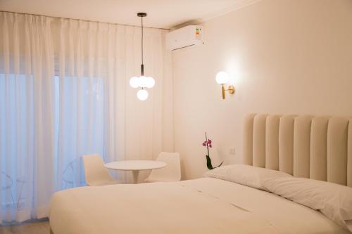 1 queen bed, 1 double bed, 2 twin beds