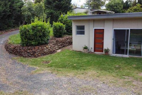 Garden-nestled granny flat between winery and town