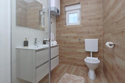 One-Bedroom Apartment with Balcony and Sea View image 9