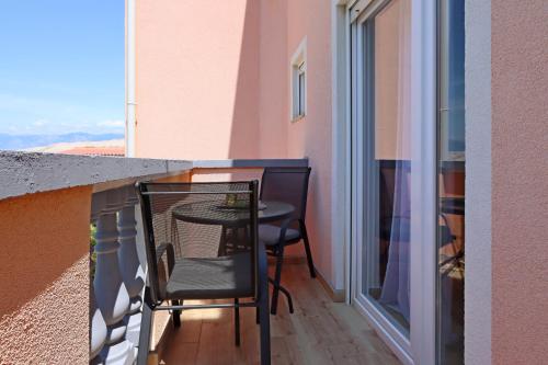 One-Bedroom Apartment with Balcony and Sea View image 2