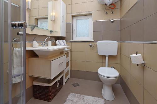 Three-Bedroom Apartment with Terrace and Sea View image 8