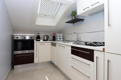Three-Bedroom Apartment with Terrace and Sea View image 6