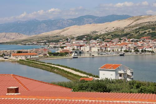 Three-Bedroom Apartment with Terrace and Sea View image 1