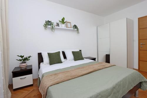 Two-Bedroom Apartment with Terrace and Sea View image 7