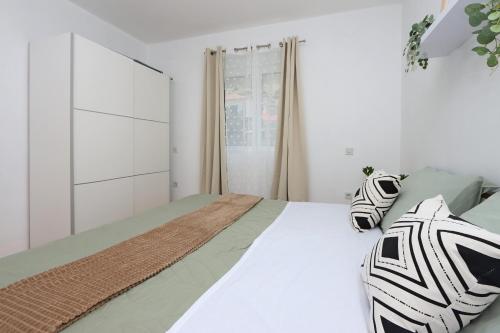 Two-Bedroom Apartment with Terrace and Sea View image 9