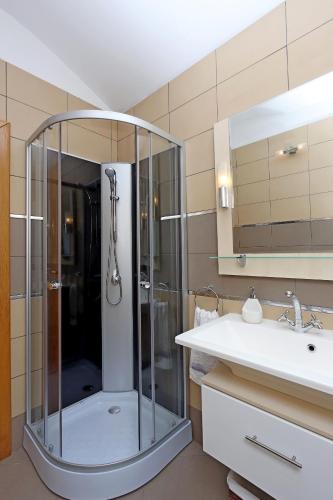 Three-Bedroom Apartment with Terrace and Sea View image 7