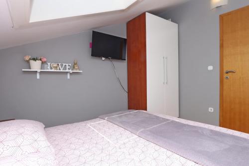 Three-Bedroom Apartment with Terrace and Sea View image 9