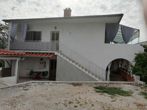 Rooms with a parking space Novi Vinodolski - 21509