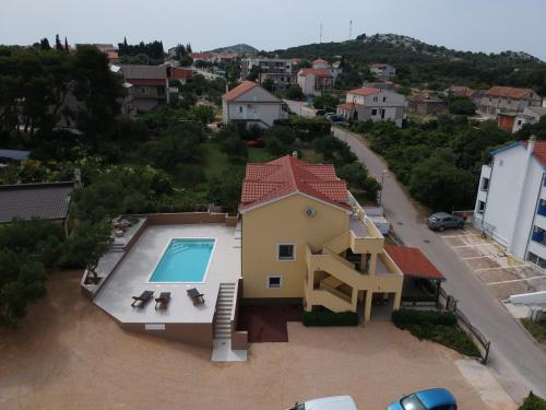 Holiday house in Pakoštane with sea view, terrace, air conditioning, Wi-Fi (4852-1) - Location saisonnière - Pakoštane