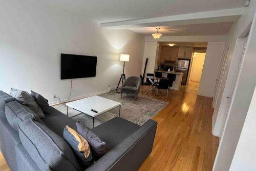 Prime Location Condo With Parking 10 min from dowtown