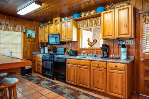 River Ridge Bandera Cabin in Bandera