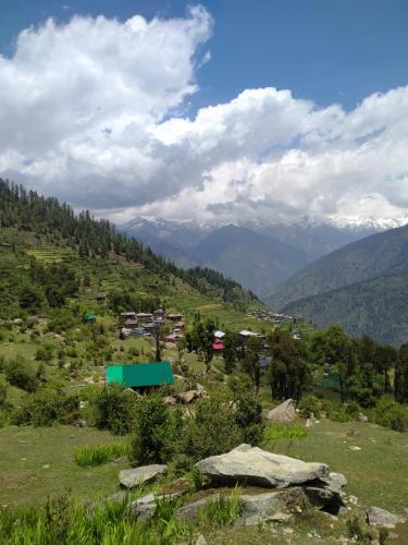 Yash wooden home stay tirthan valley