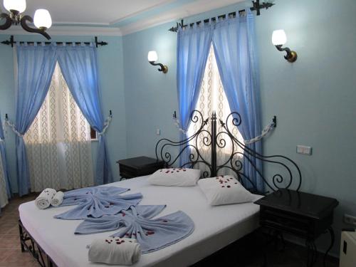 1 king bed, 1 twin bed