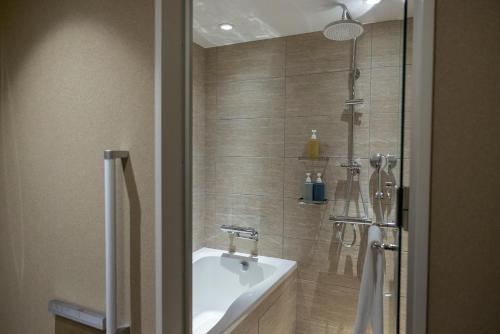 room detail thumbnail 2