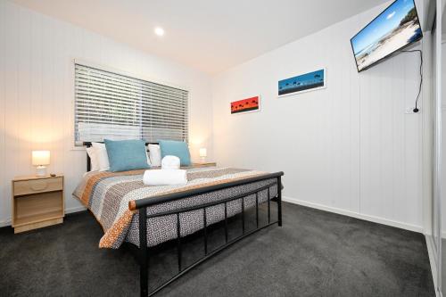 Spacious New 2 bedroom Kings Beach Townhouse ZF2 - image 5