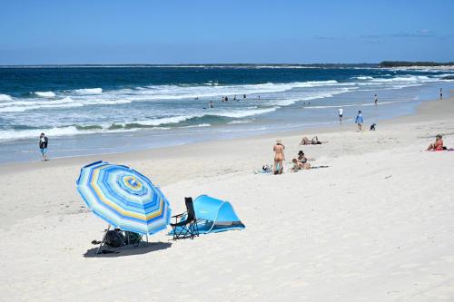 Spacious New 2 bedroom Kings Beach Townhouse ZF2 - image 2