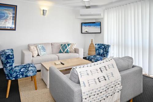 Stylish 2 B/R Kings Beach Apartment (6 guests) ZF4