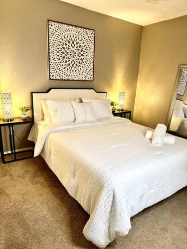 Summer Getaway in Fondren! Sleeps 6 with pool Access!