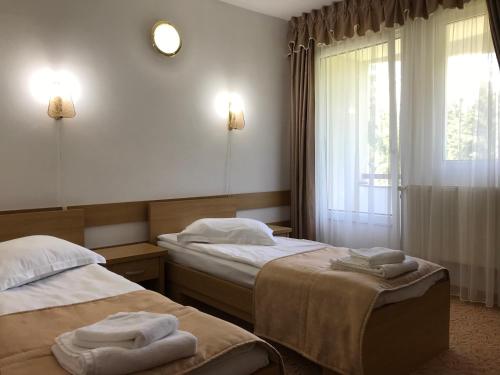 2 twin beds