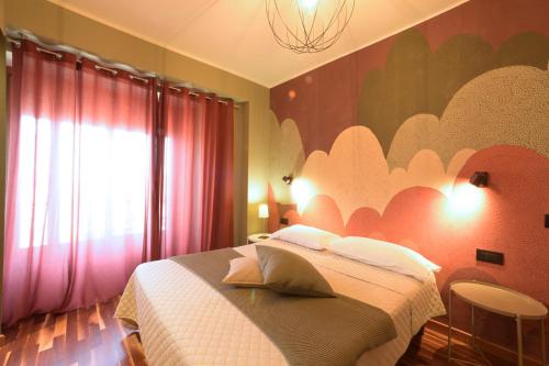 1 queen bed, 3 sofa beds