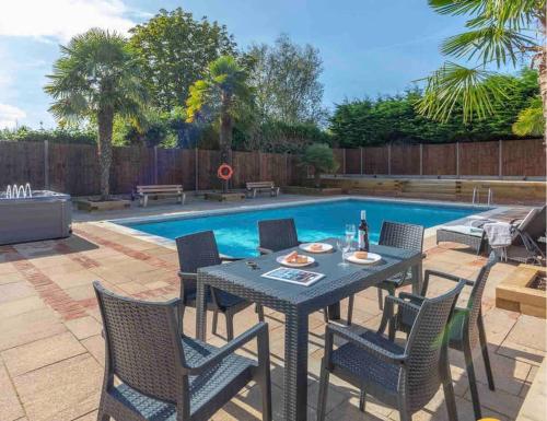 Large Countryside House Swim Pool Jacuzzi Sleeps 10 guest in Ware