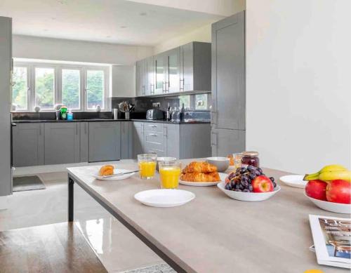 Large Countryside House Swim Pool Jacuzzi Sleeps 10 guest in Ware