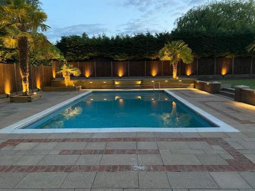 Large House Swim Pool Hot tub Sleeps 10 guest