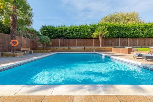 Large House Swim Pool Hot tub Sleeps 10 guest