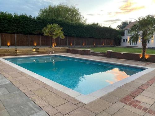 Large House Swim Pool Hot tub Sleeps 10 guest