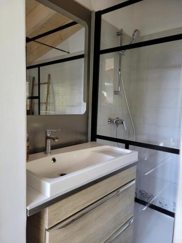 One-Bedroom Apartment image 9