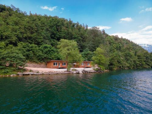 B&B Tenna - Chalet Alessandrini - Private Lakeside Beach - Bed and Breakfast Tenna